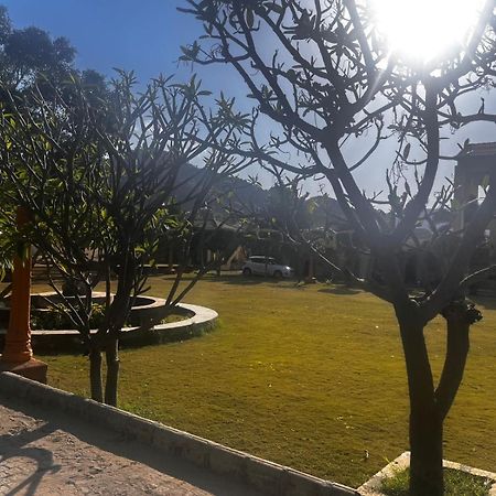 Lokesh Hotel Talai  Buitenkant foto