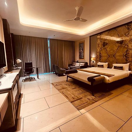 Lokesh Hotel Talai  Buitenkant foto