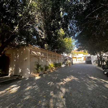 Lokesh Hotel Talai  Buitenkant foto