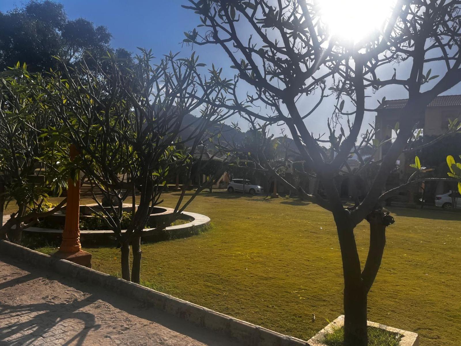 Lokesh Hotel Talai  Buitenkant foto