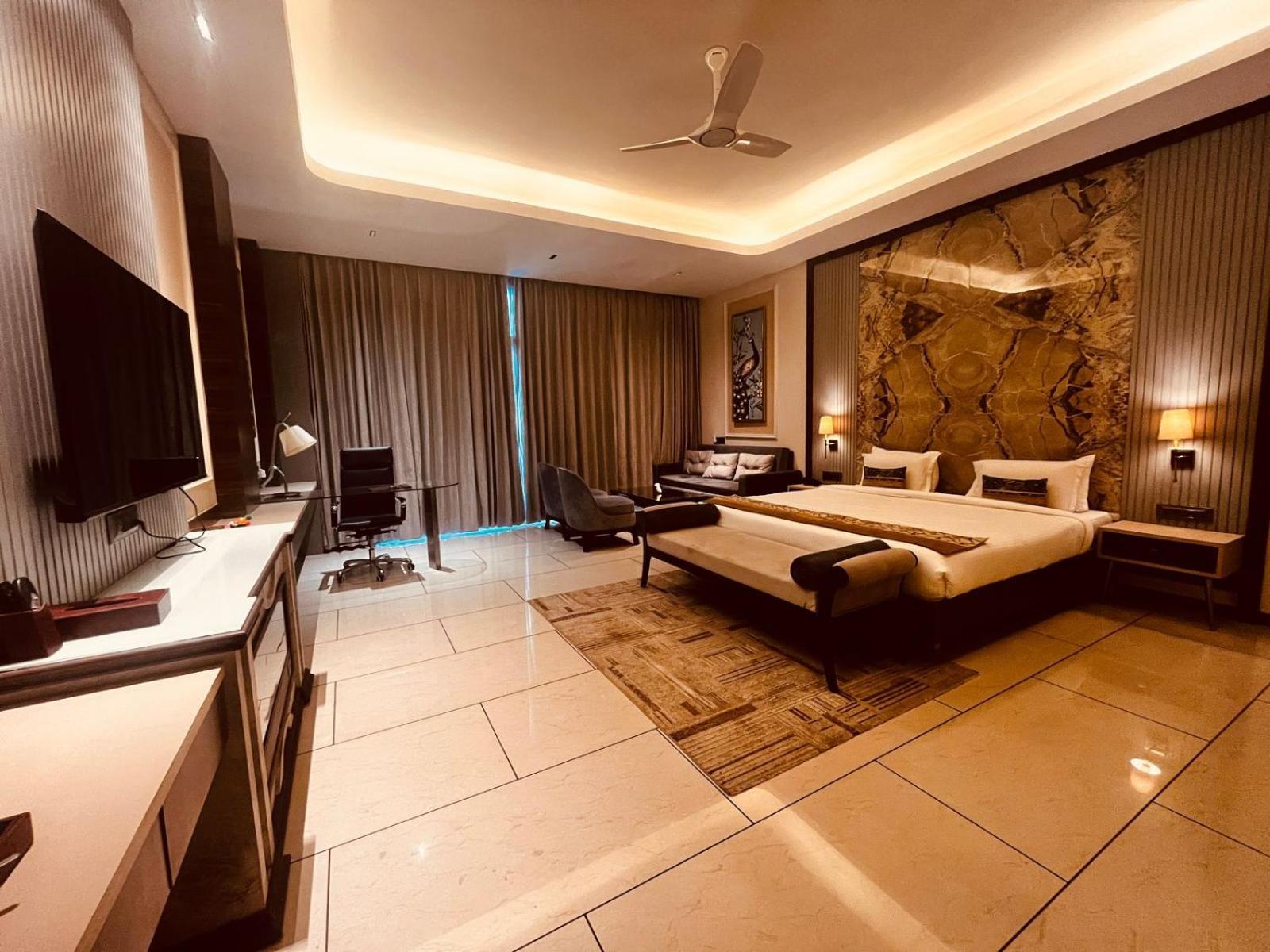Lokesh Hotel Talai  Buitenkant foto