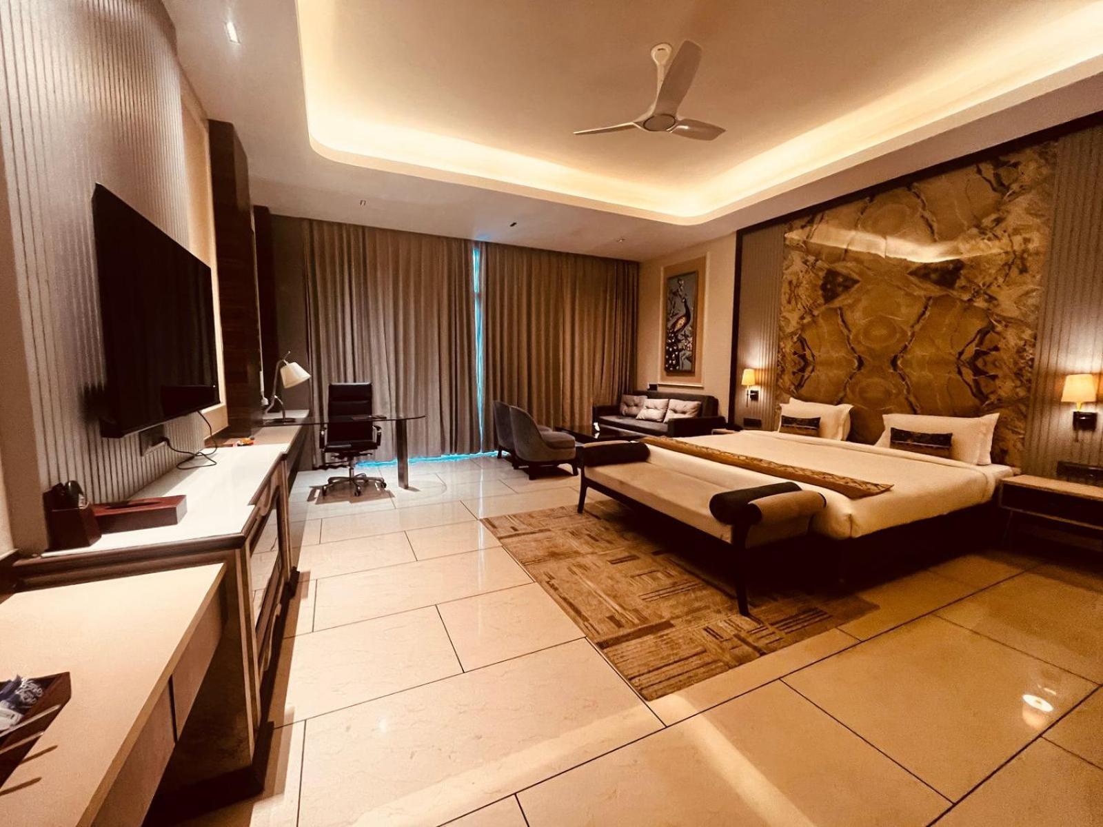 Lokesh Hotel Talai  Buitenkant foto