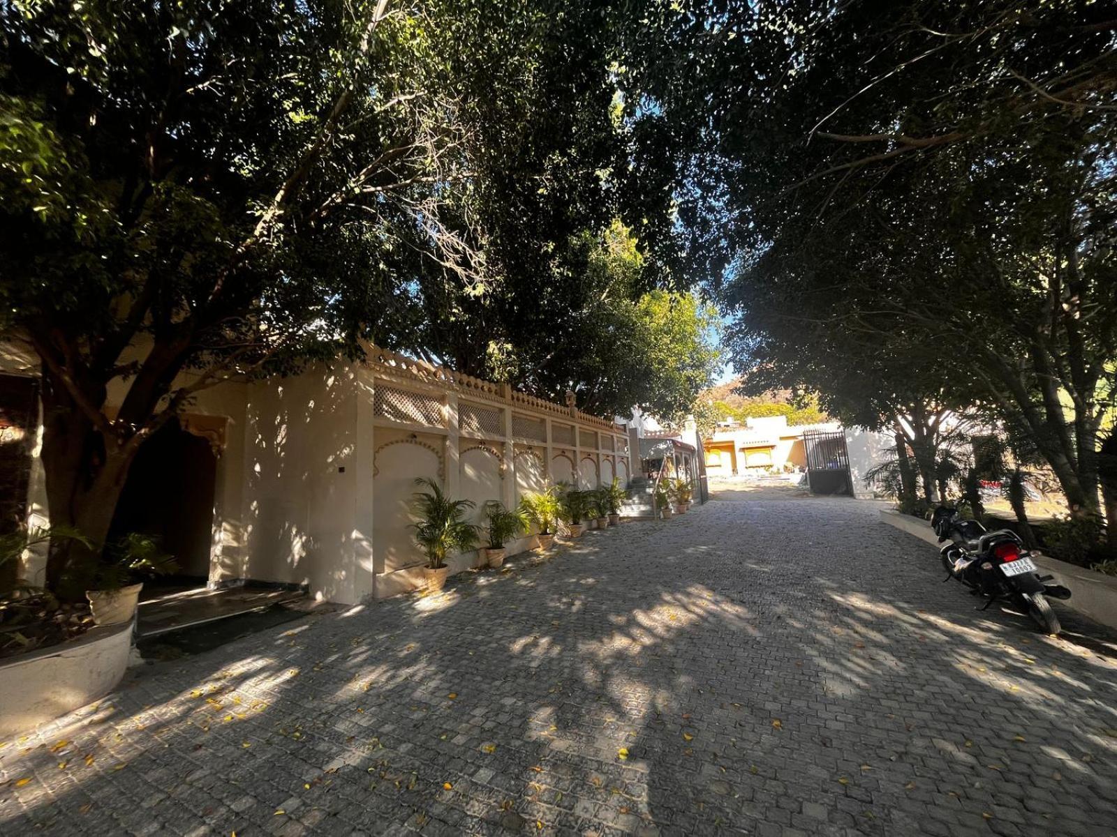 Lokesh Hotel Talai  Buitenkant foto