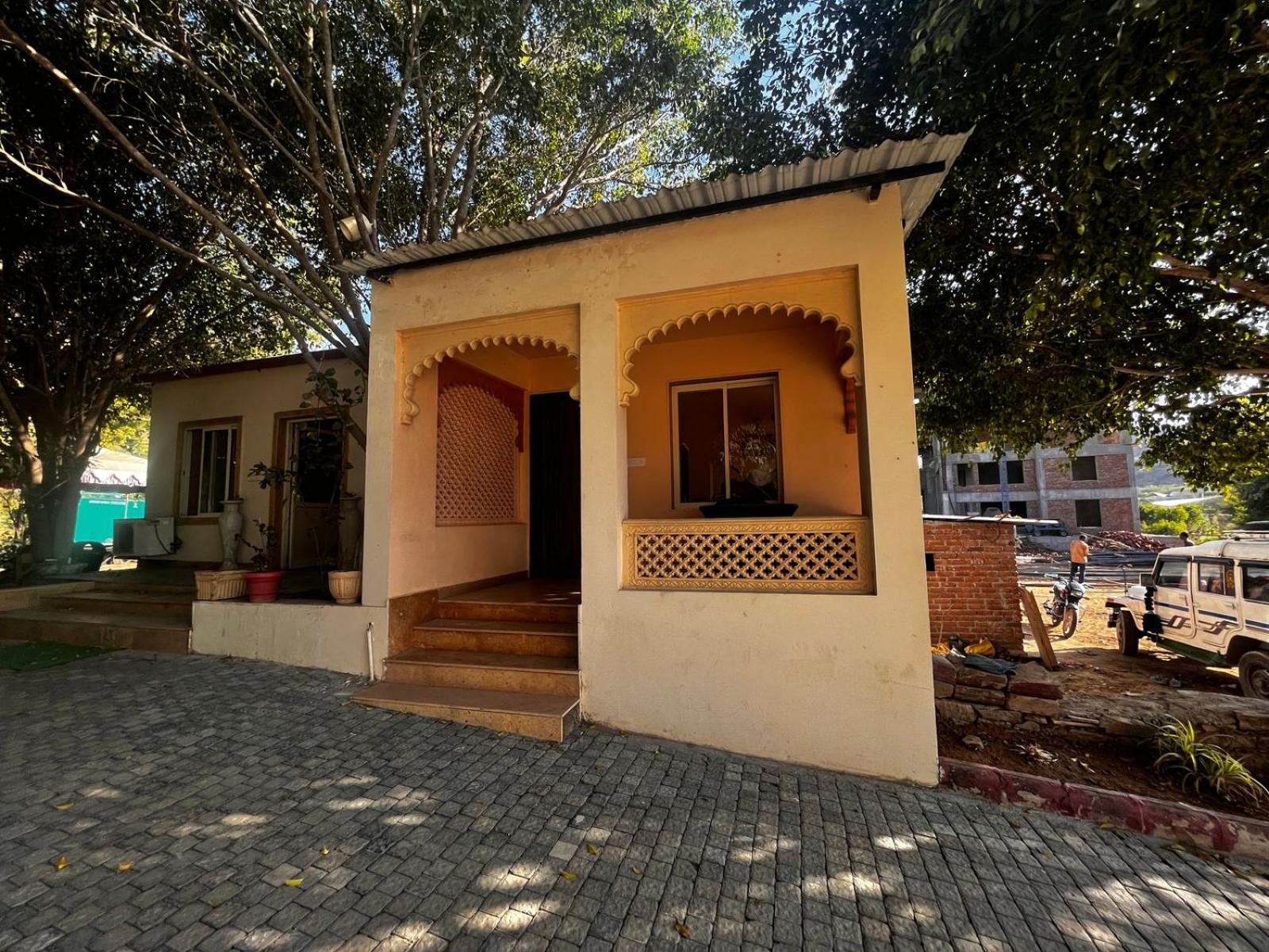 Lokesh Hotel Talai  Buitenkant foto