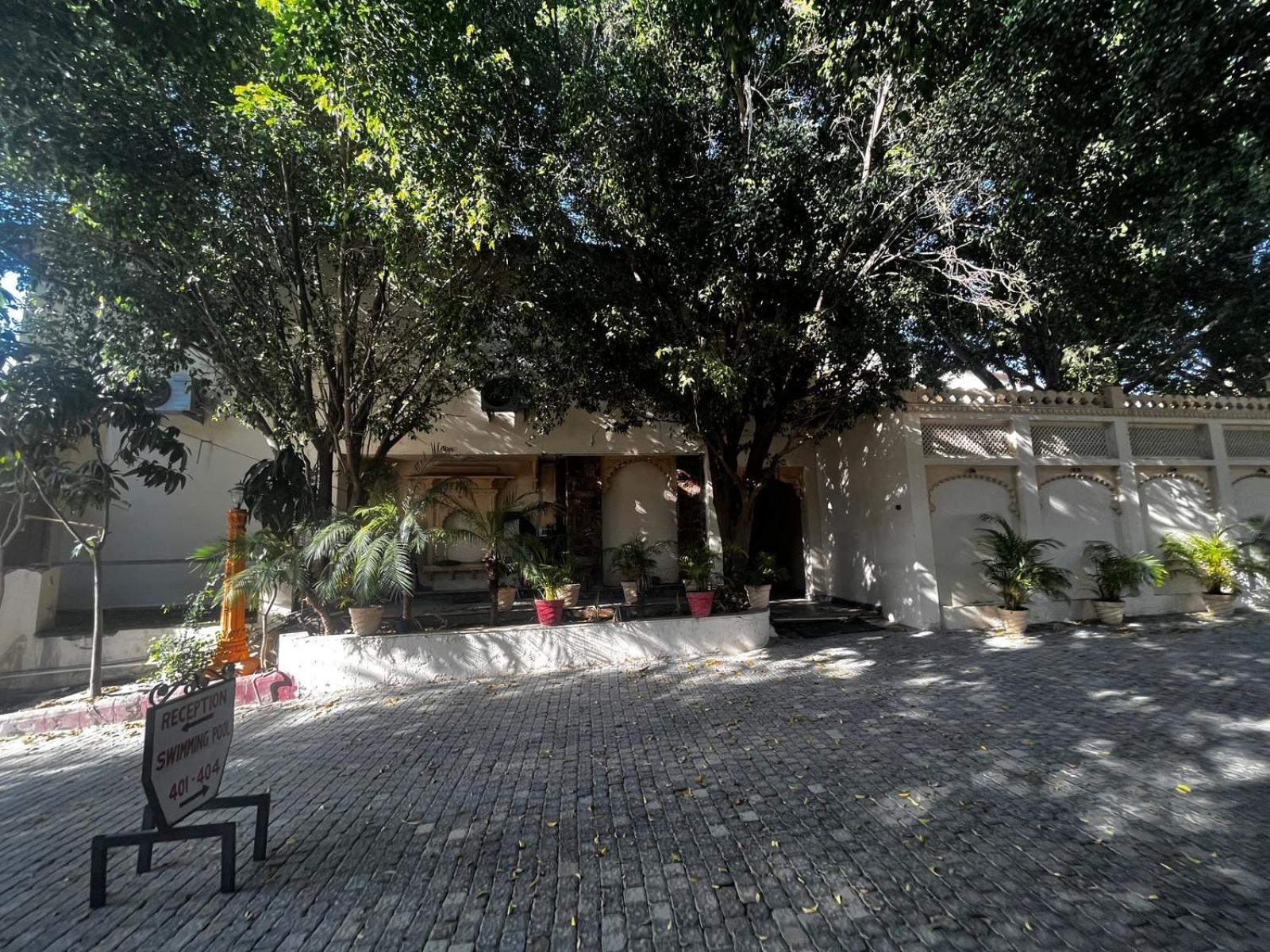 Lokesh Hotel Talai  Buitenkant foto