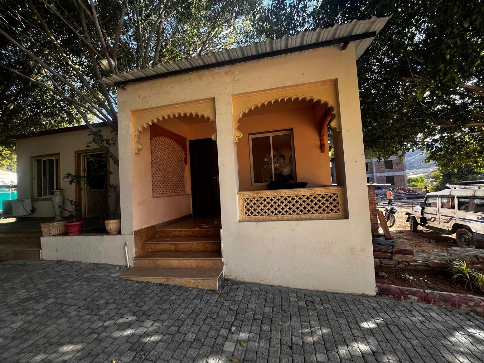 Lokesh Hotel Talai  Buitenkant foto