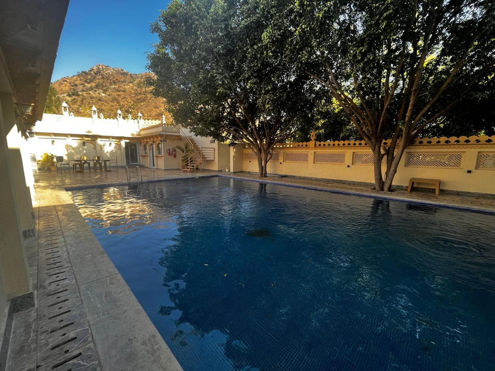 Lokesh Hotel Talai  Buitenkant foto